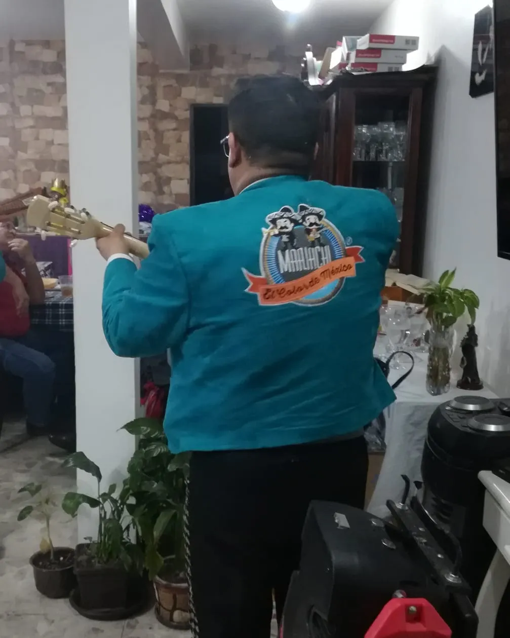 Integrante de Mariachi El Color de México tocando en un domicilio