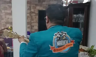 Integrante de mariachi tocando en un domicilio