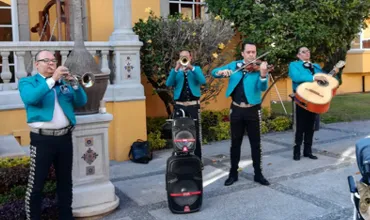 Grupo de mariachis tocando al aire libre